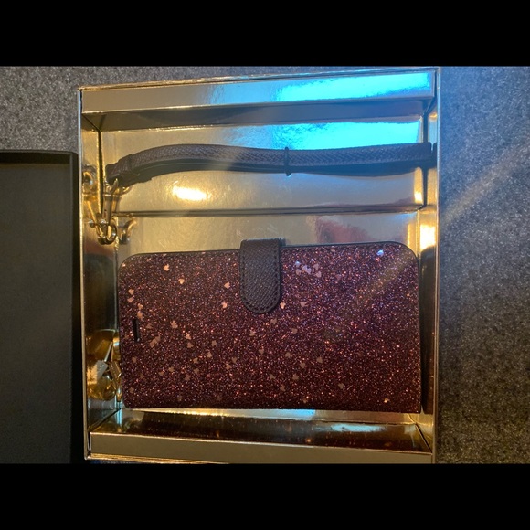 Coach raspberry folio wristlet for an iPhone X/XS - Picture 3 of 4